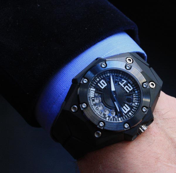 LINDE-WERDELIN-Oktopus-II-Moon-Black-Wristshot