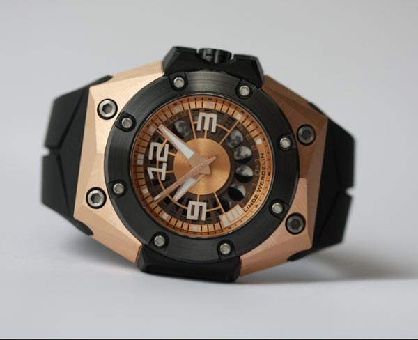 LINDE_WERDELIN_Oktopus_II_Moon_Gold_Still