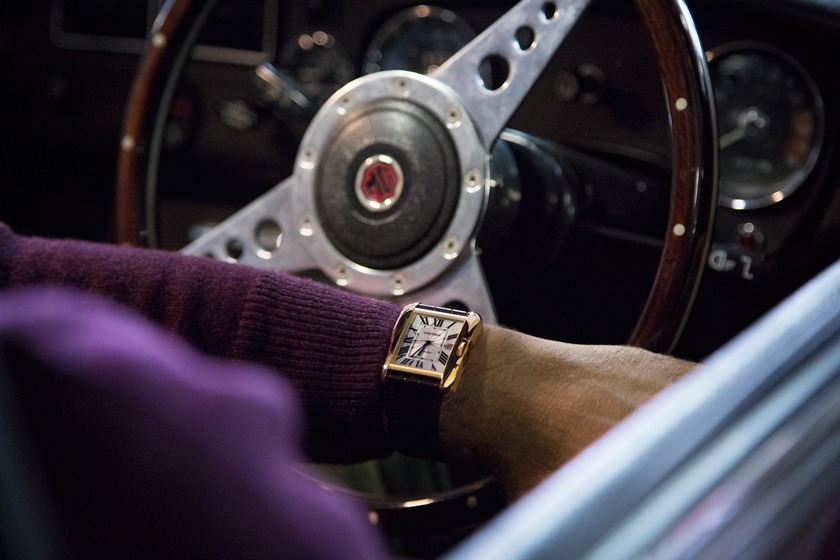 Cartier Tank Anglaise x MGB GT : Balade à l’Anglaise. Ou pas…