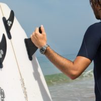 Surfeur et montre TUDOR Pelagos