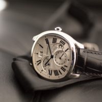 Drive de cartier grande date second fuseau rétrograde et indicateur jour/nuit