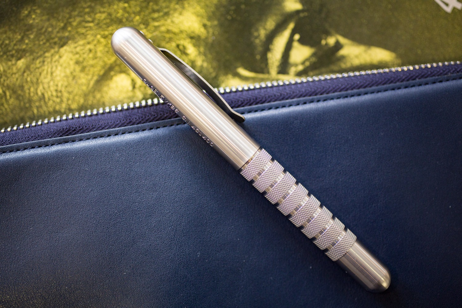 Embassy Pen : Une plume plus forte que le glaive