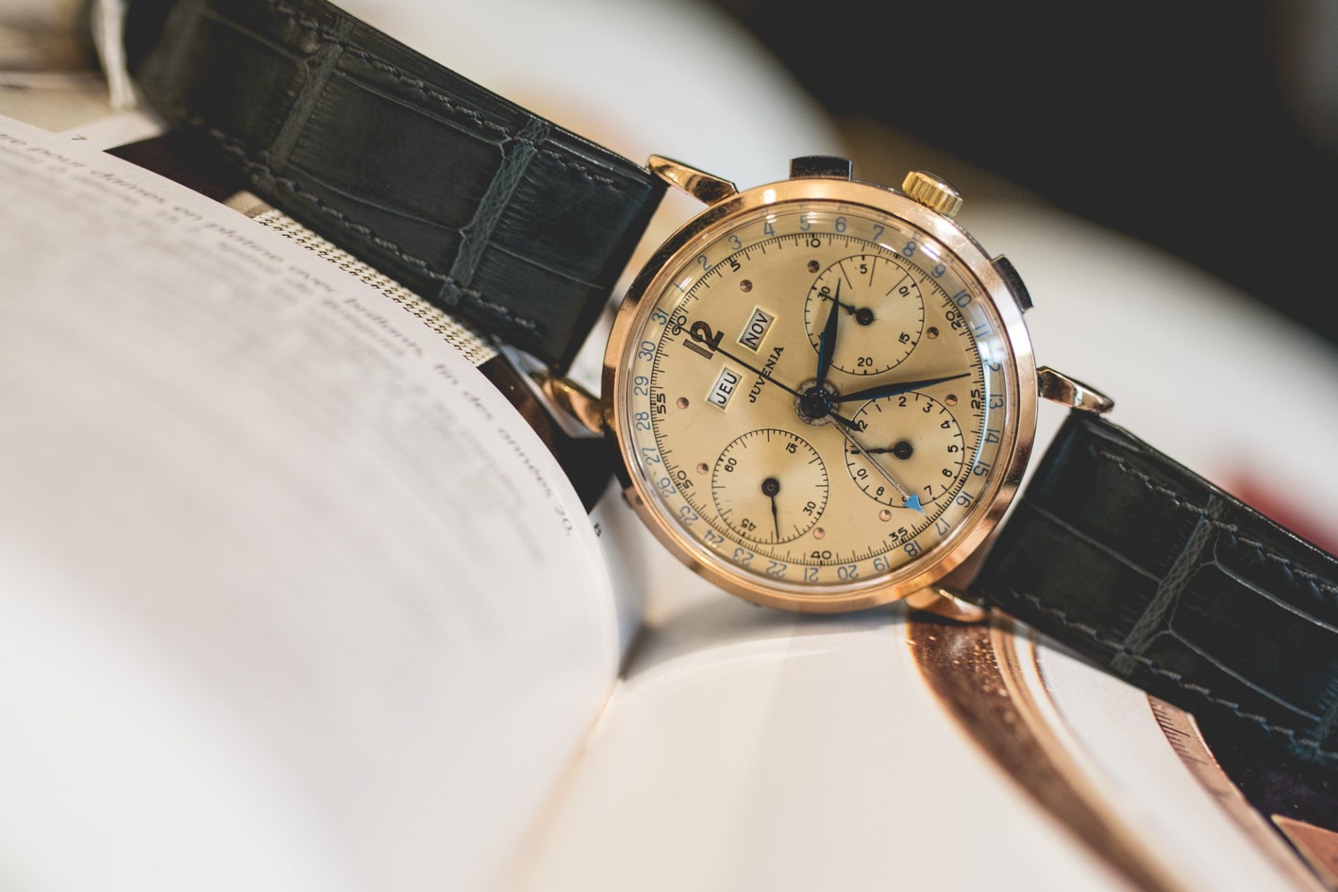 Montre Bracelet Vintage Bordeaux Quantieme - Cadran Doré Et Blanc - Mouvement à Quartz - Occasion