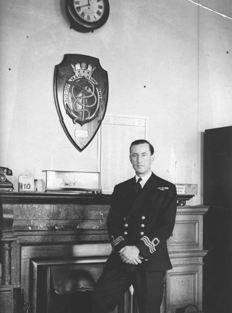 Ian Fleming en tenu de Commander de la Royal Navy