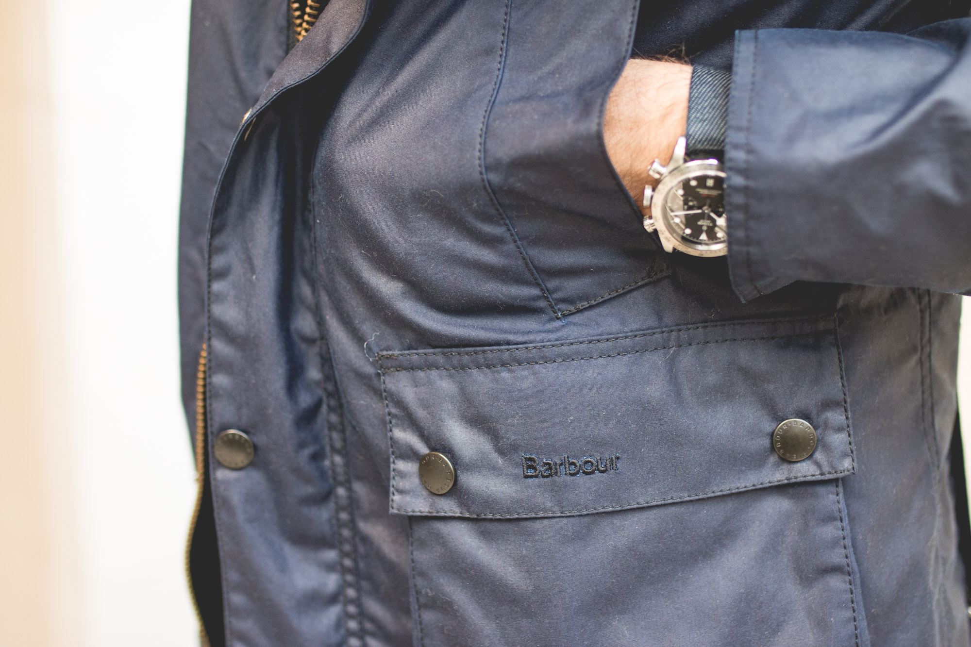 Les vestes d'automne - Veste Barbour 'Bedale' en toile cirée et Tudor Black Bay Chrono