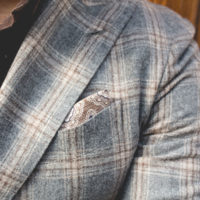 Comment porter sa veste croisée ? La classique chemise