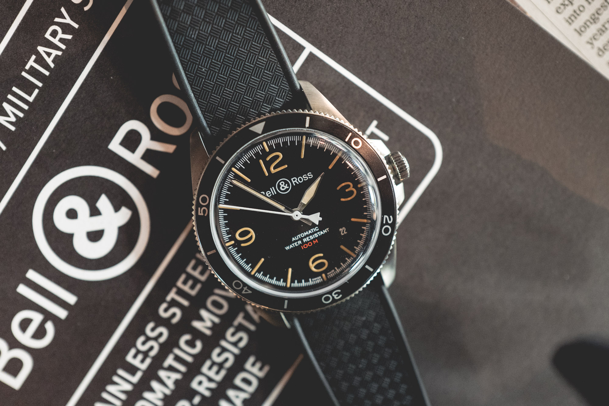 Bell & Ross - BR V2-92 Steel Heritage - Focus