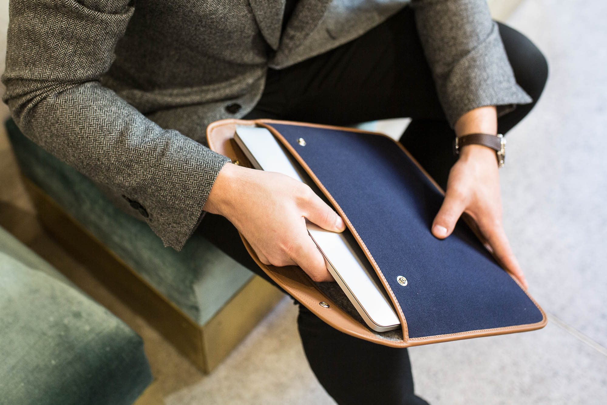 Joseph Bonnie - Pochette pour ordinateur en toile bleue et cuir marron