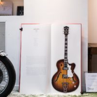 La brocante de La Fabrique Générale - Livre sur les guitares grandeur nature