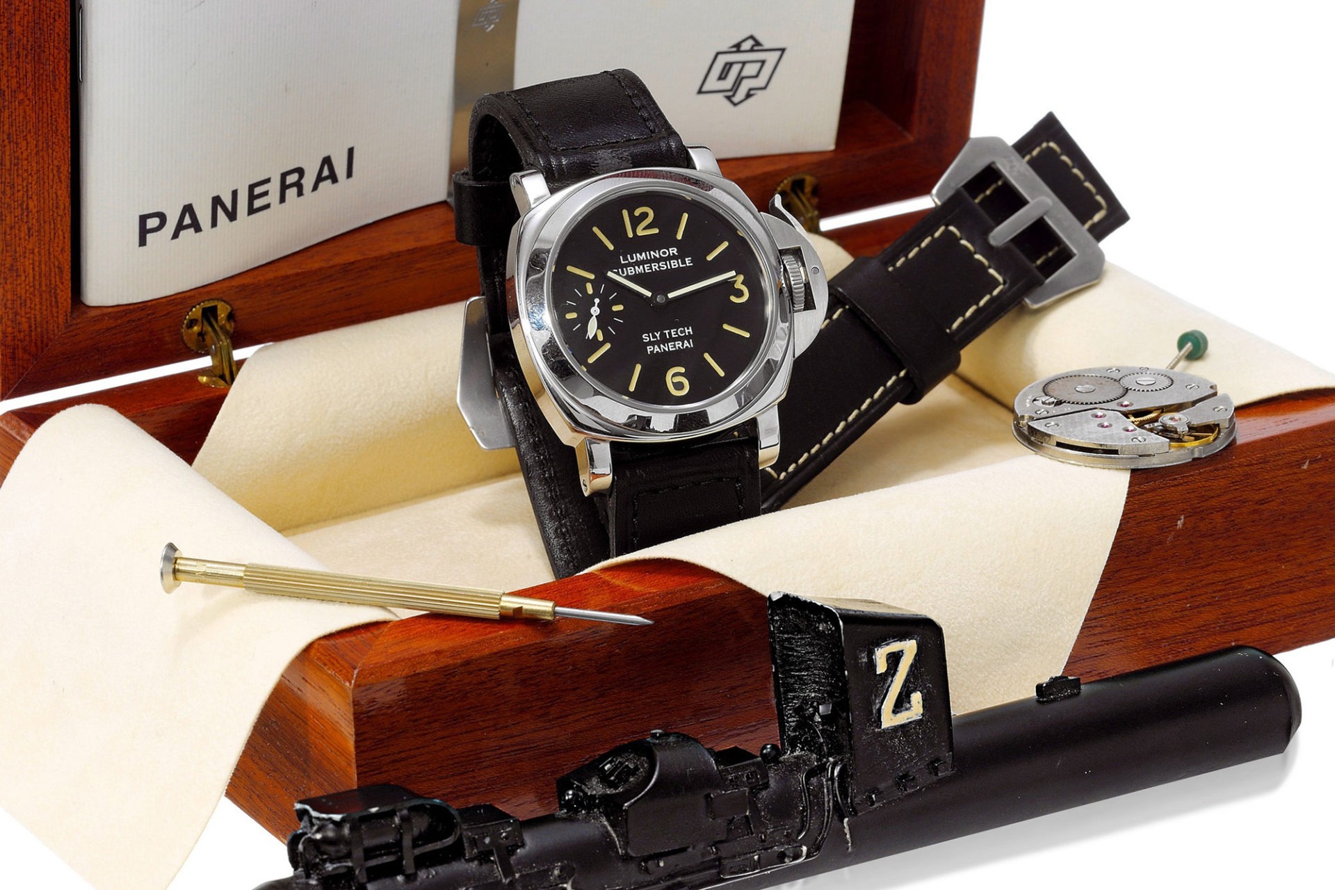 Panerai Luminor Submersible SLY TECH (source : WatchBase)