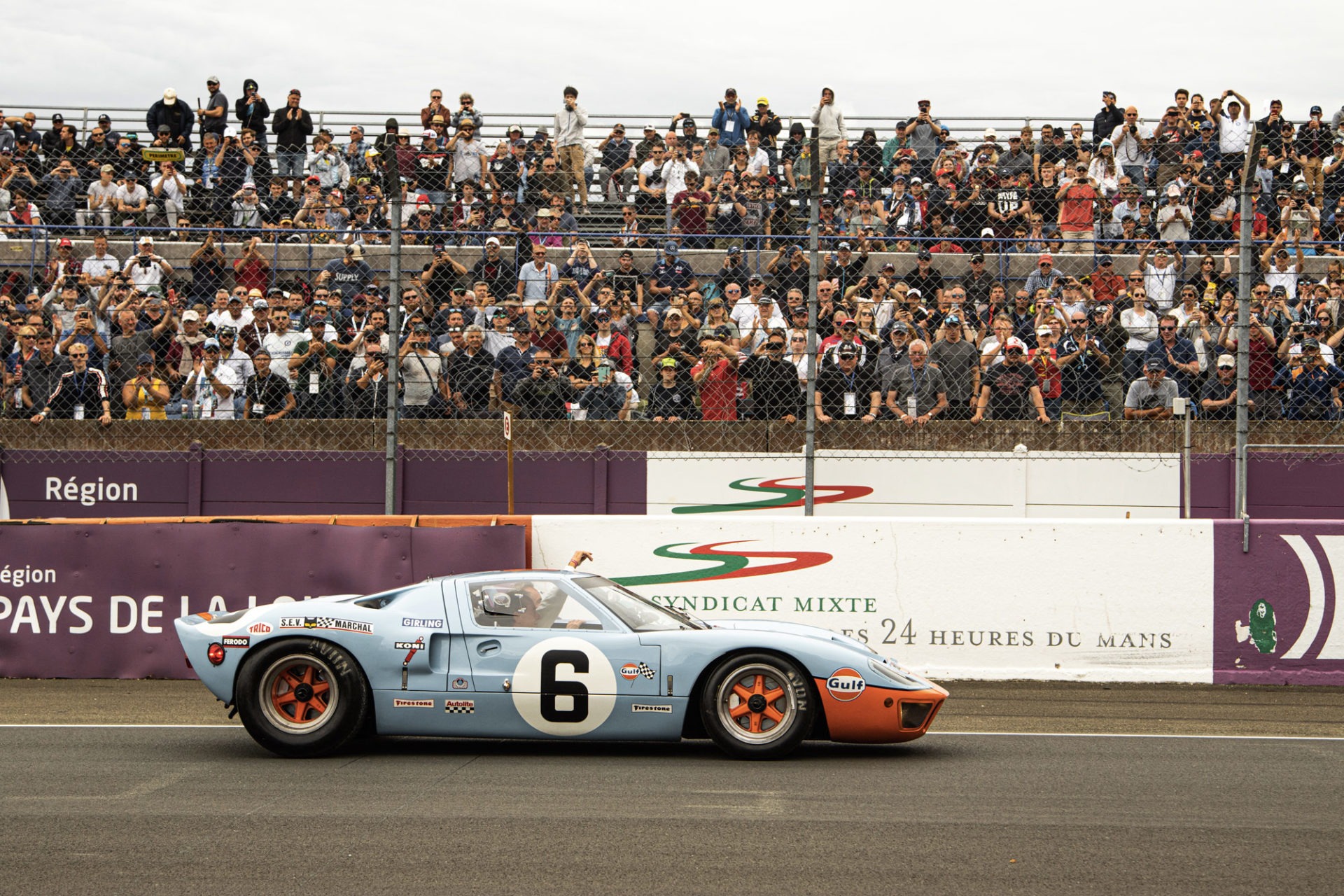 Tour d'honneur de Jacky Ickx avec la Ford GT de la victoire de 1969