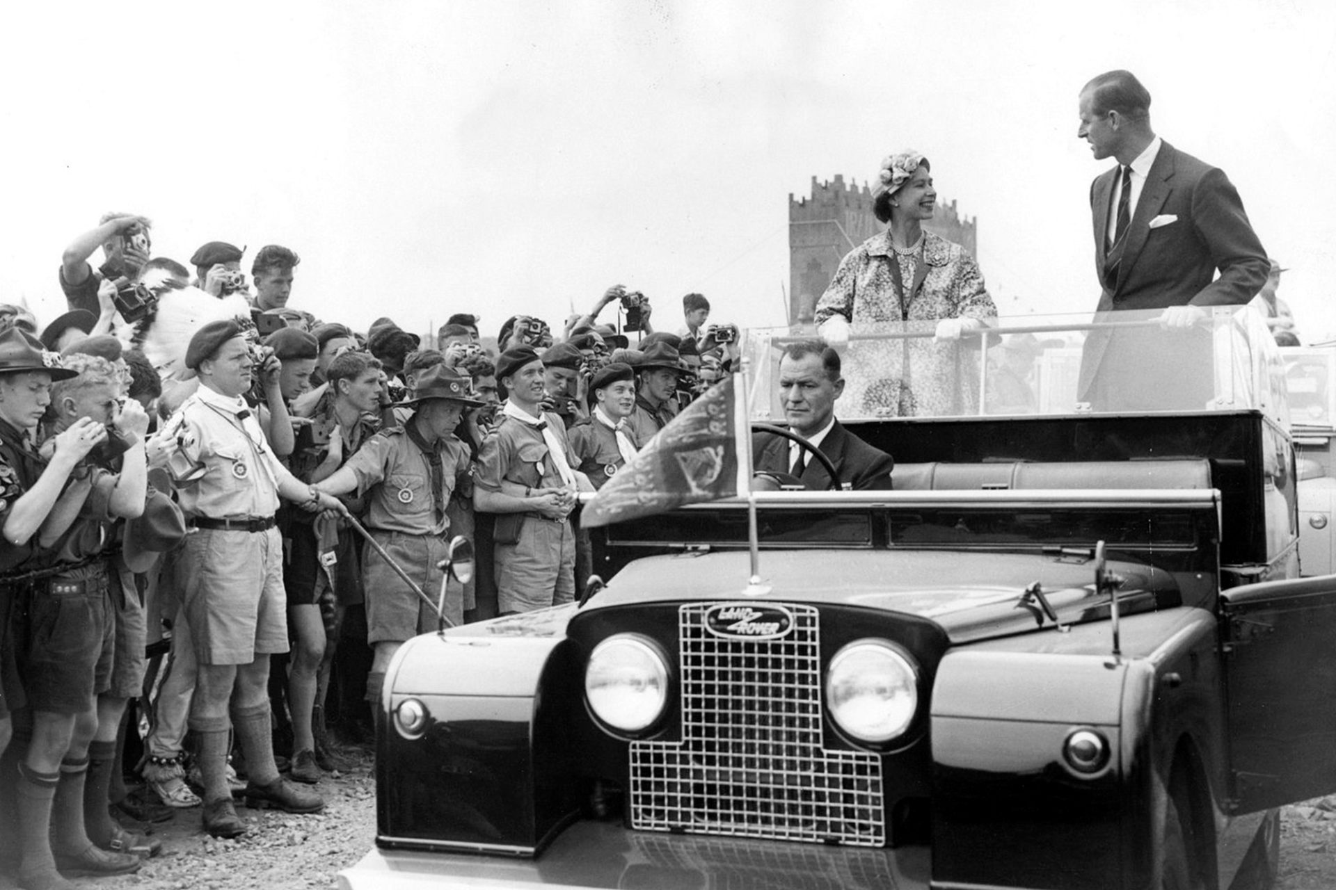 Land Rover Defender et Sa Majesté la Reine Elizabeth II d'Angleterre