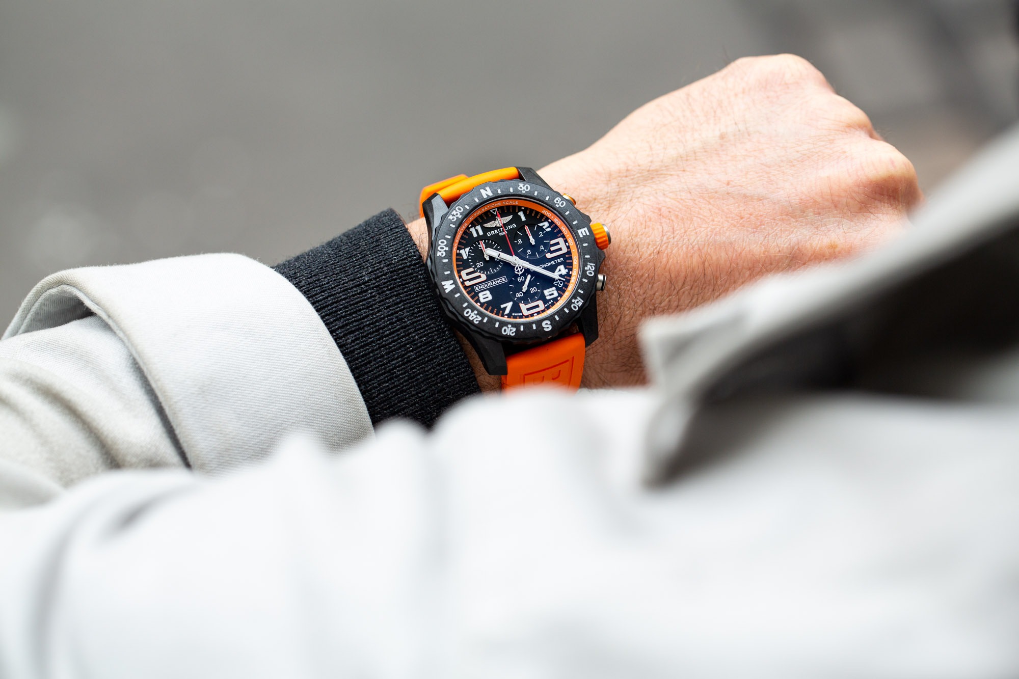 Montre Breitling Professional Endurance noir bracelet caoutchouc orange 44  mm