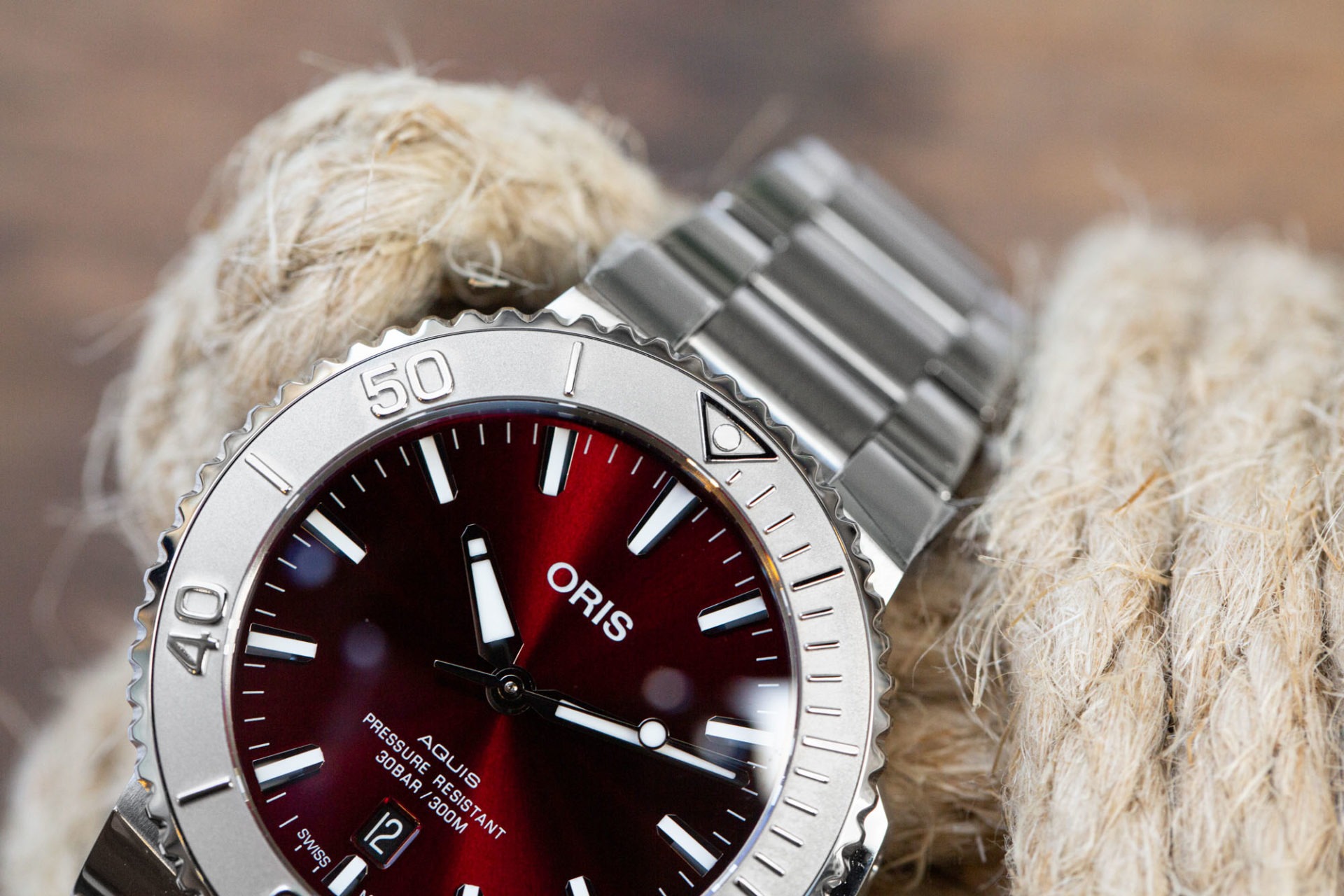 Oris Aquis Date 41,5 mm cadran rouge