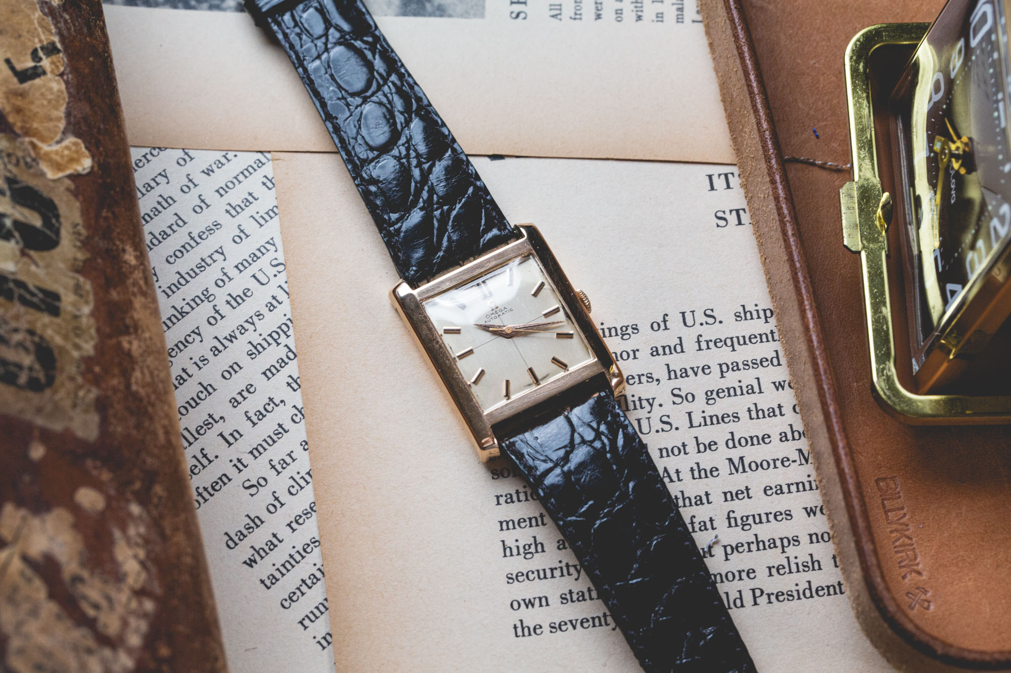 Omega rectangulaire en or - Sélection de montres vintage JOSEPH BONNIE