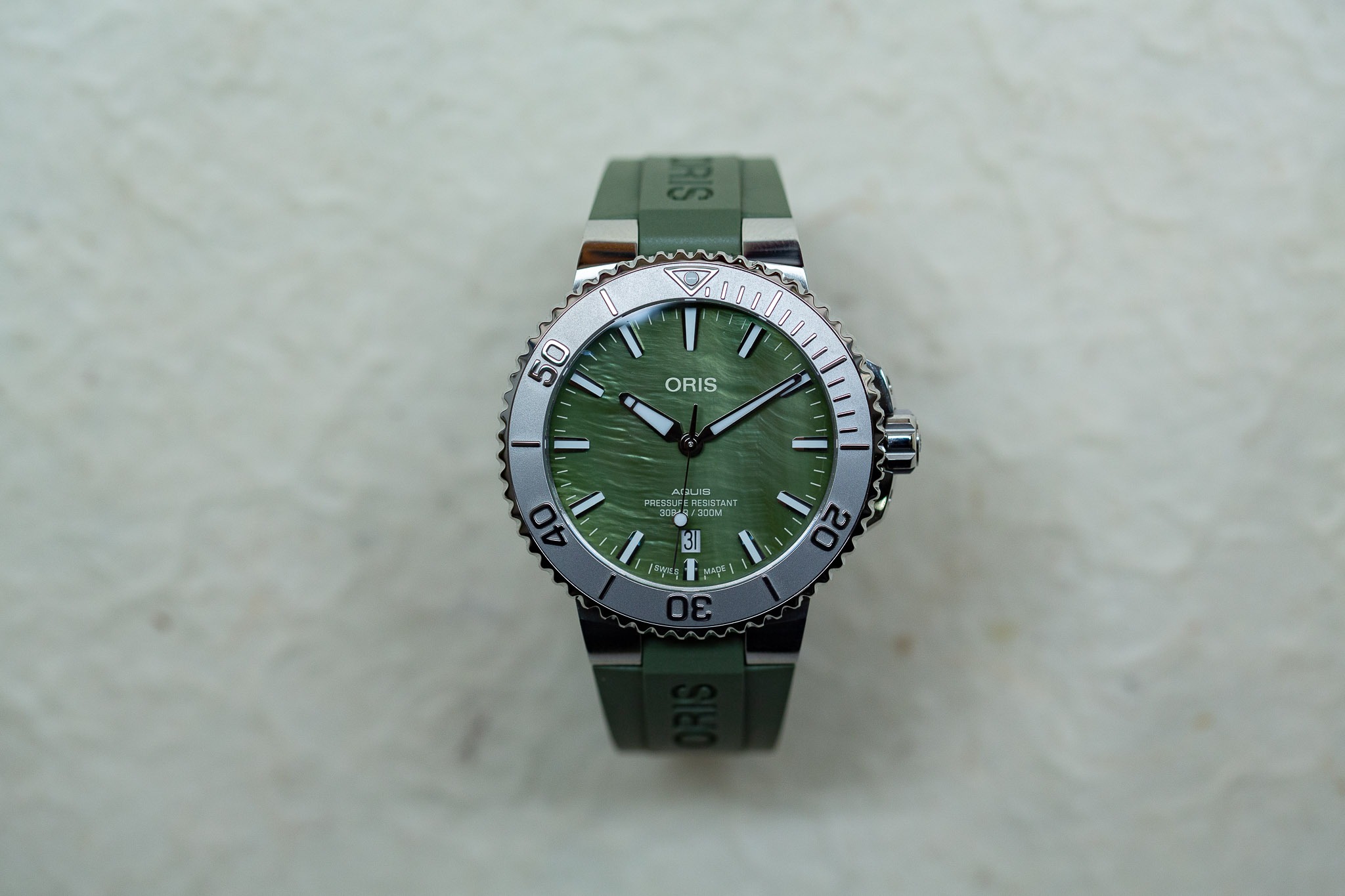 Oris Aquis New-York Harbor Limited Edition : découvrez une nouvelle montre de plongée en édition limitée et son cadran en nacre verte.