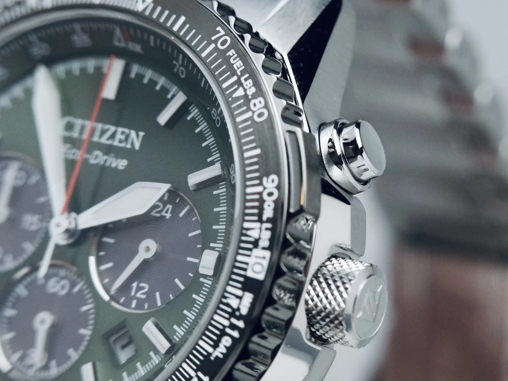 Citizen Promaster Sky Chronograph lunette et boutons poussoirs