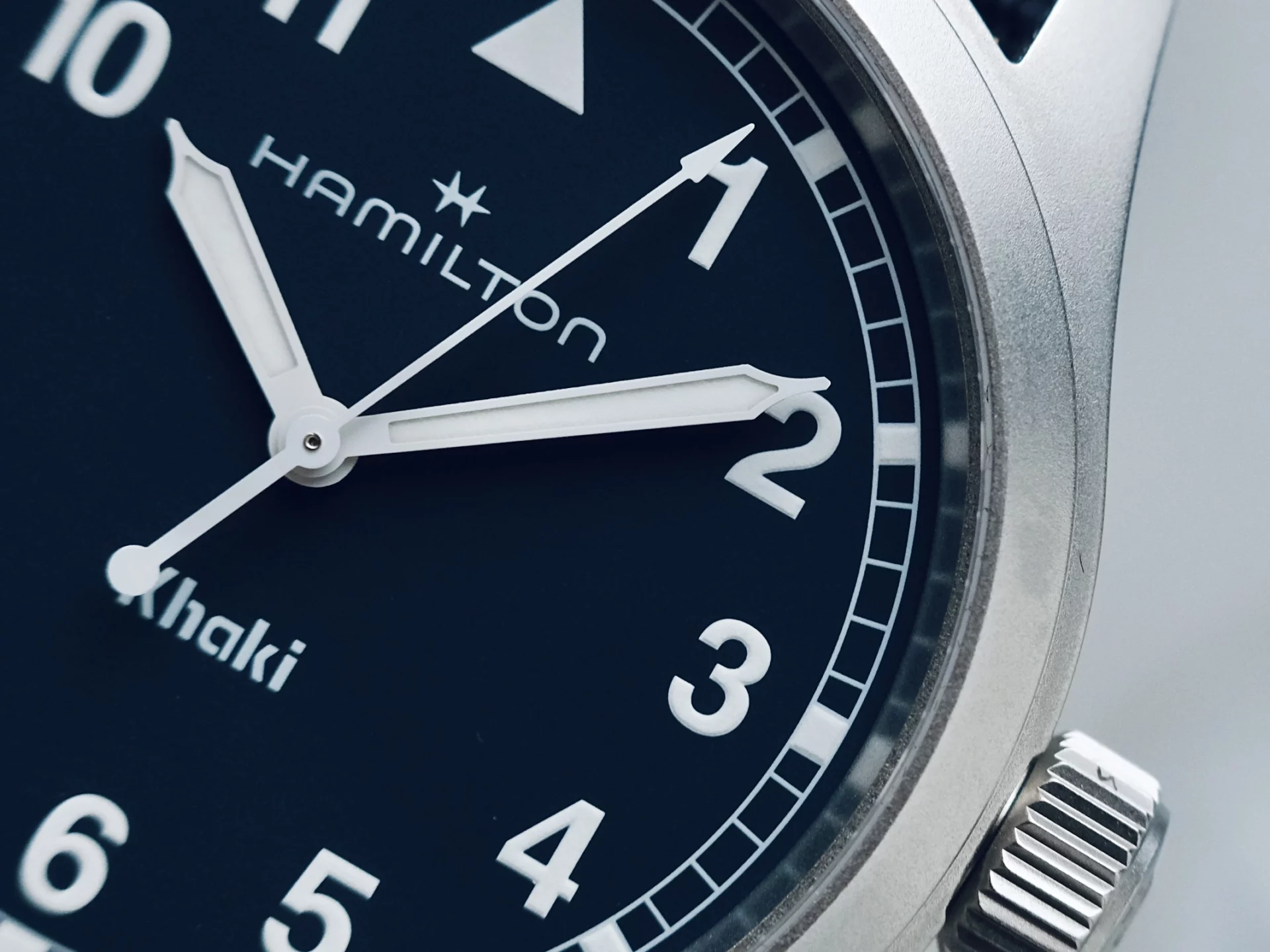 Hamilton Khaki Field Quartz détails du cadran bleu