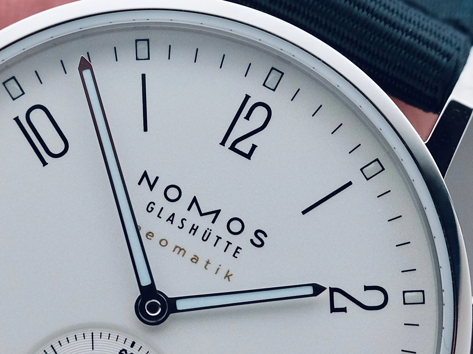 Nomos Ahoi Neomatik 38 Date White détails du cadran