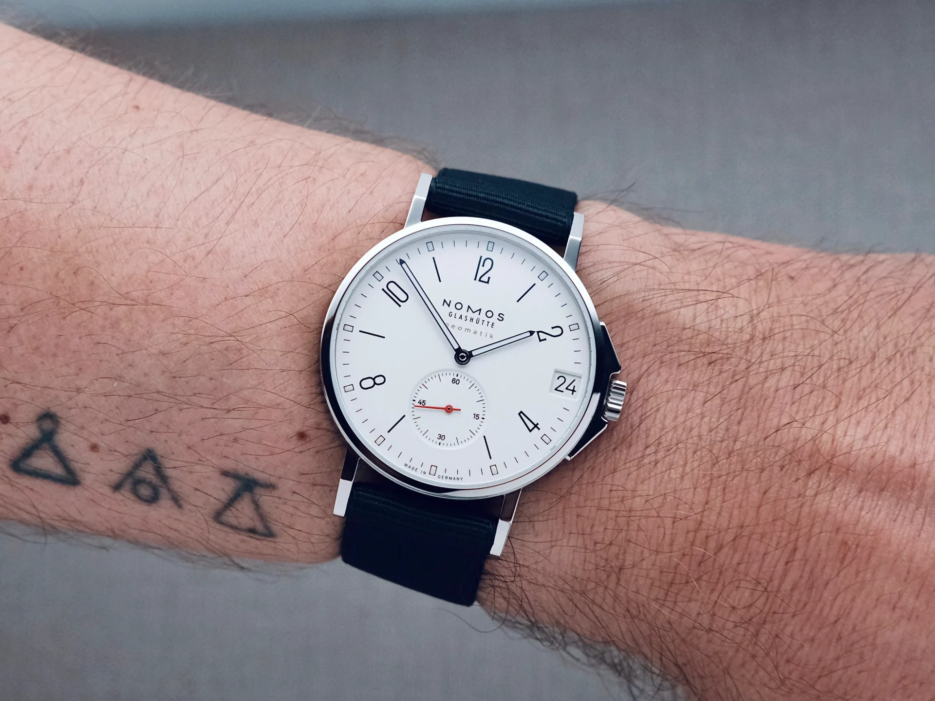 Nomos Ahoi Neomatik 38 Date White au poignet