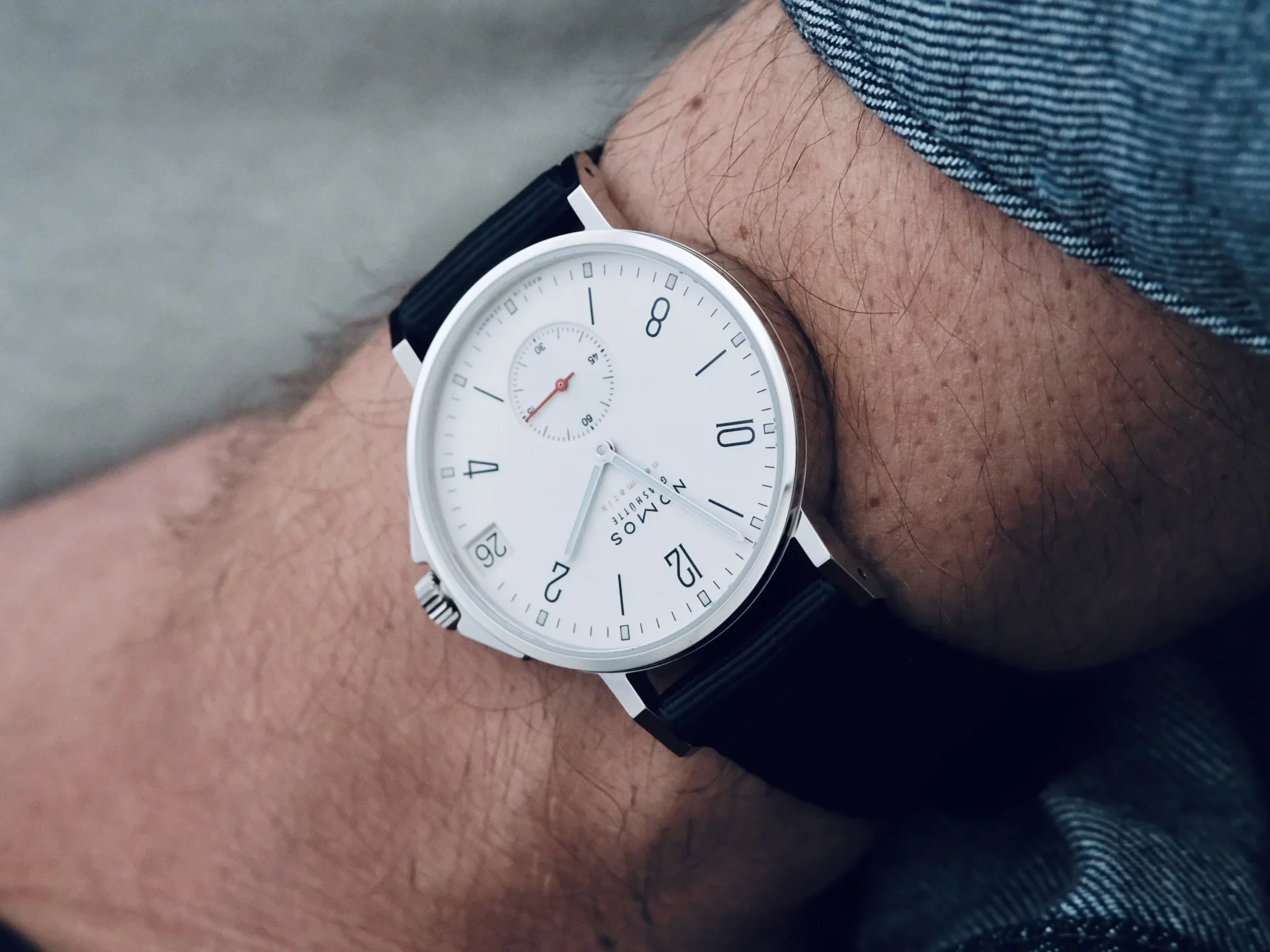 Nomos Ahoi Neomatik 38 Date White au poignet