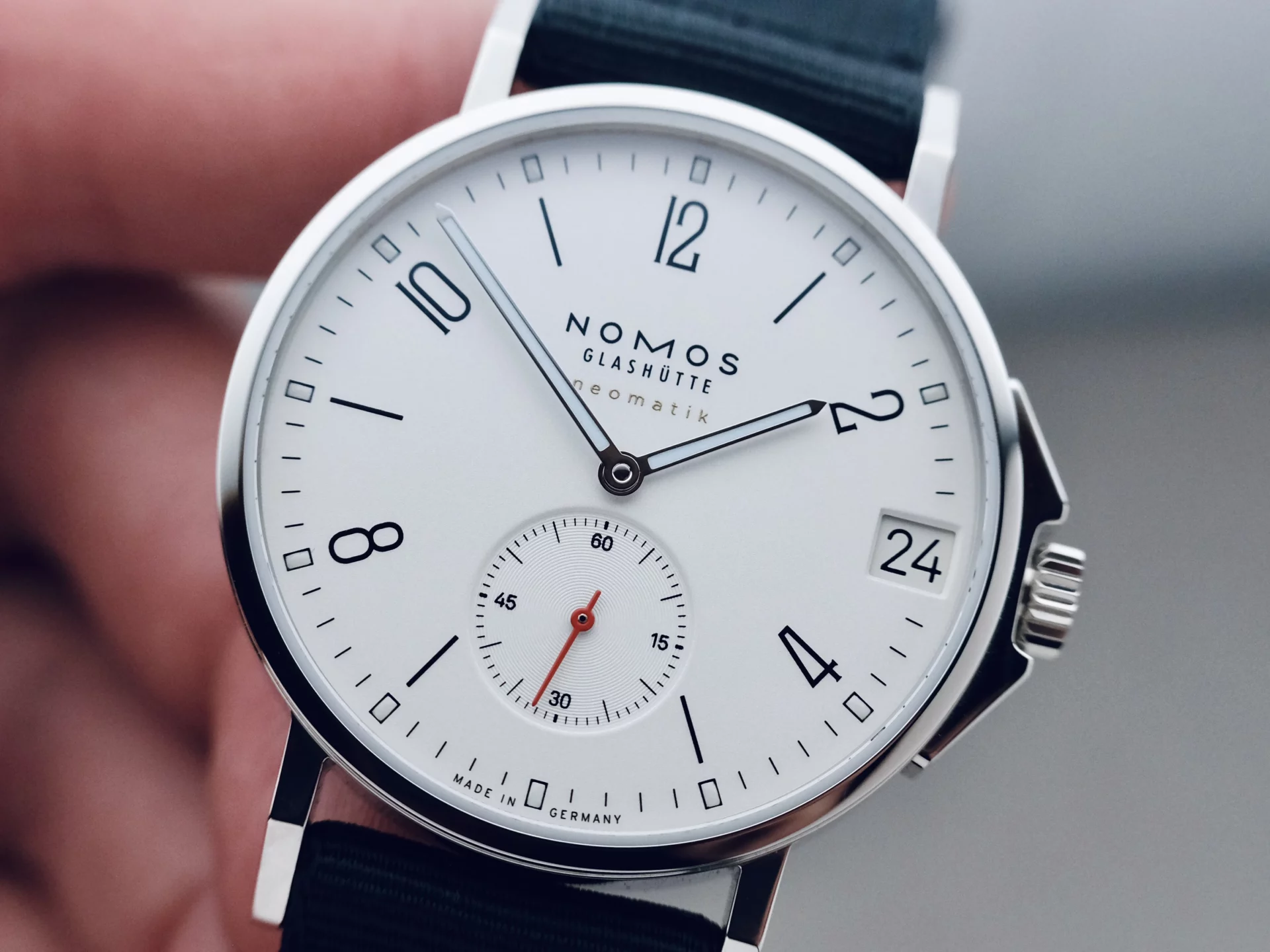 Nomos Ahoi Neomatik 38 Date White