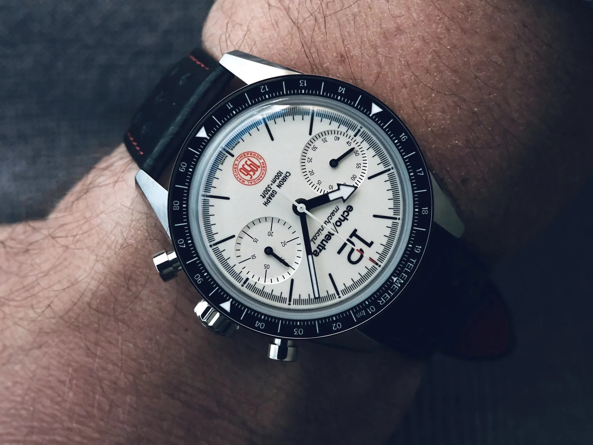echo/neutra 1956 Chronograph White au poignet