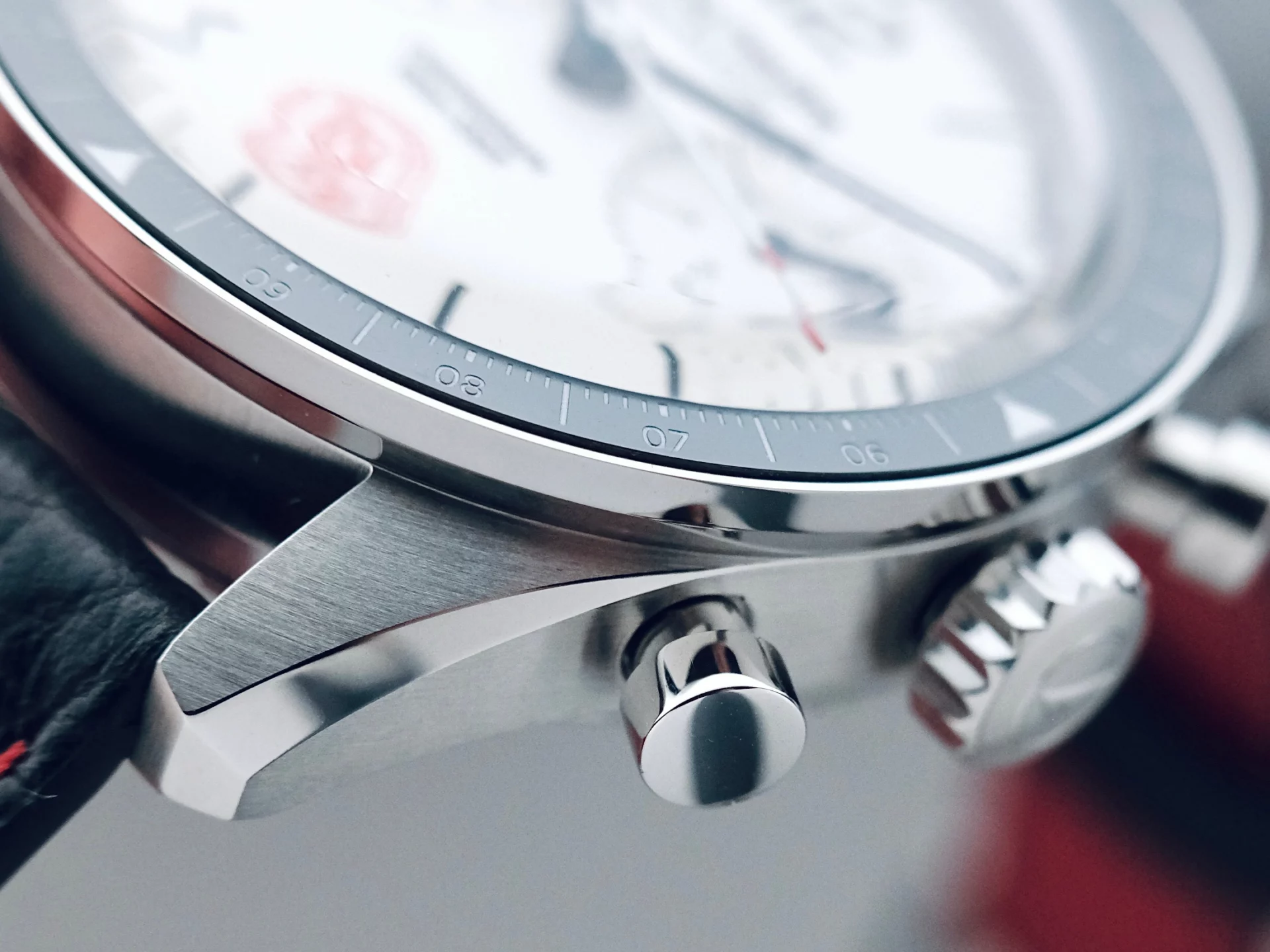 echo/neutra 1956 Chronograph White boîtier musclé 