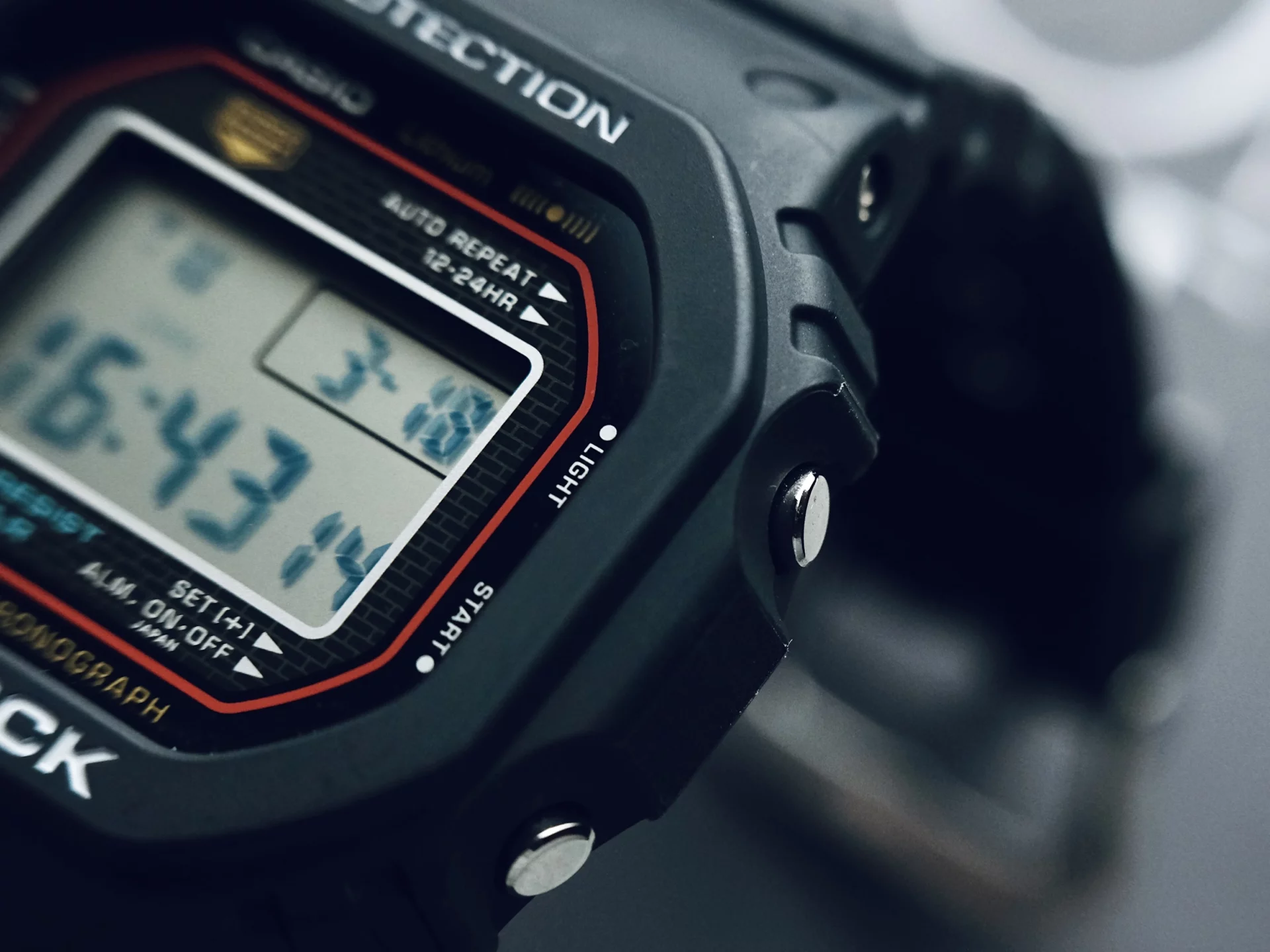 Casio G-Shock DW-5000R-1A vue de côté