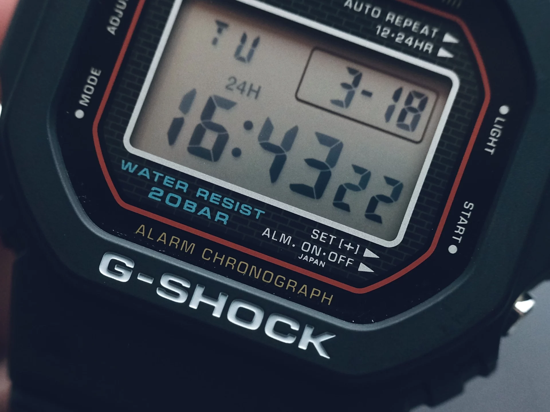 Casio G-Shock DW-5000R-1A détails du cadran
