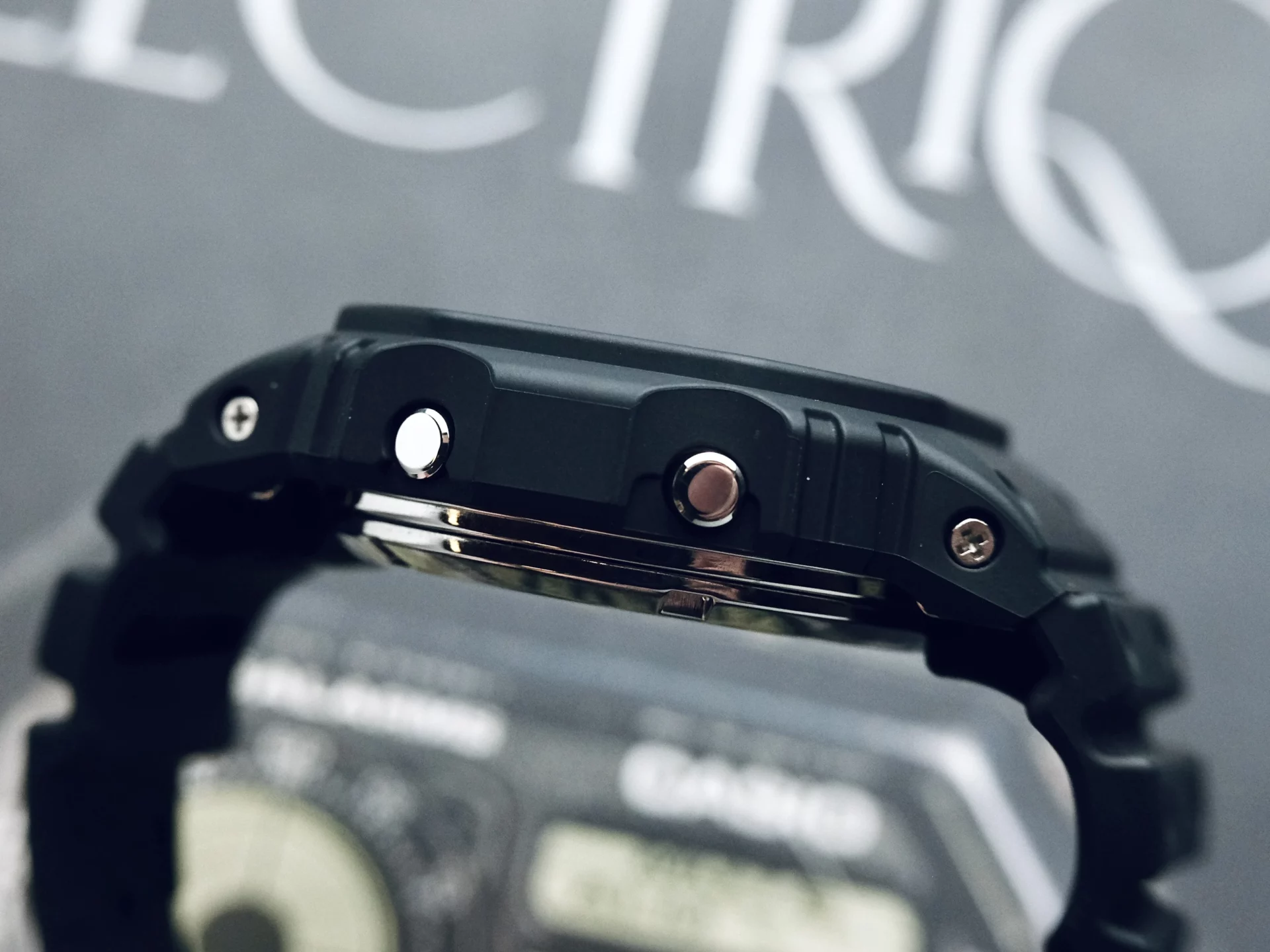 Casio G-Shock DW-5000R-1A boutons poussoirs