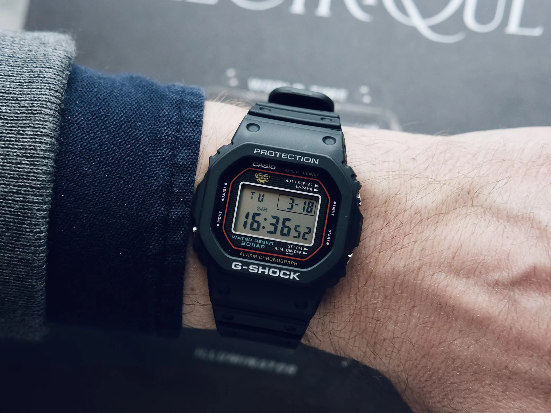 Casio G-Shock DW-5000R-1A au poignet