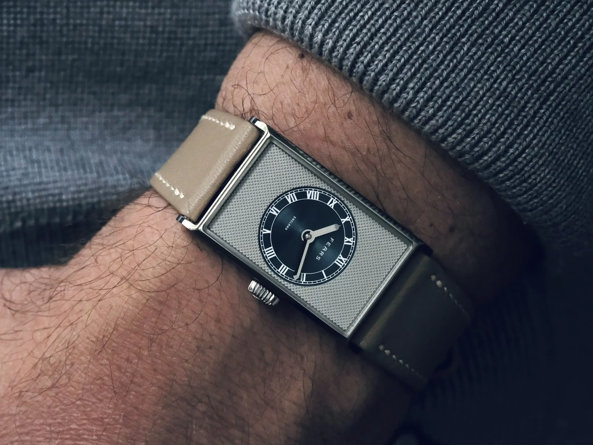 Fears Arnos Pewter Blue au poignet