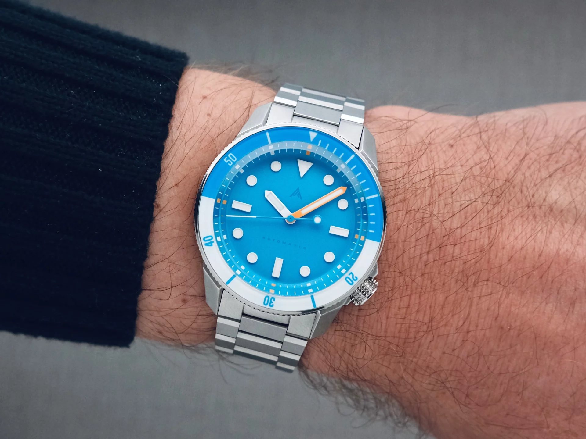 Namica Shirahama 2 Ultra Blue au poignet