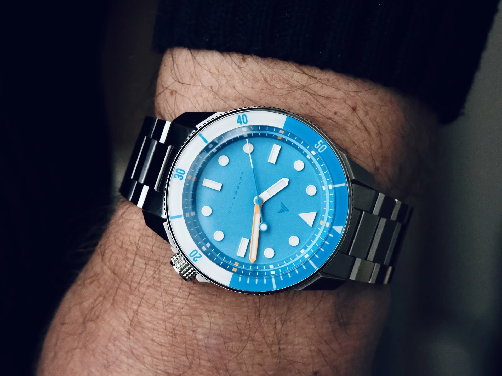 Namica Shirahama 2 Ultra Blue au poignet