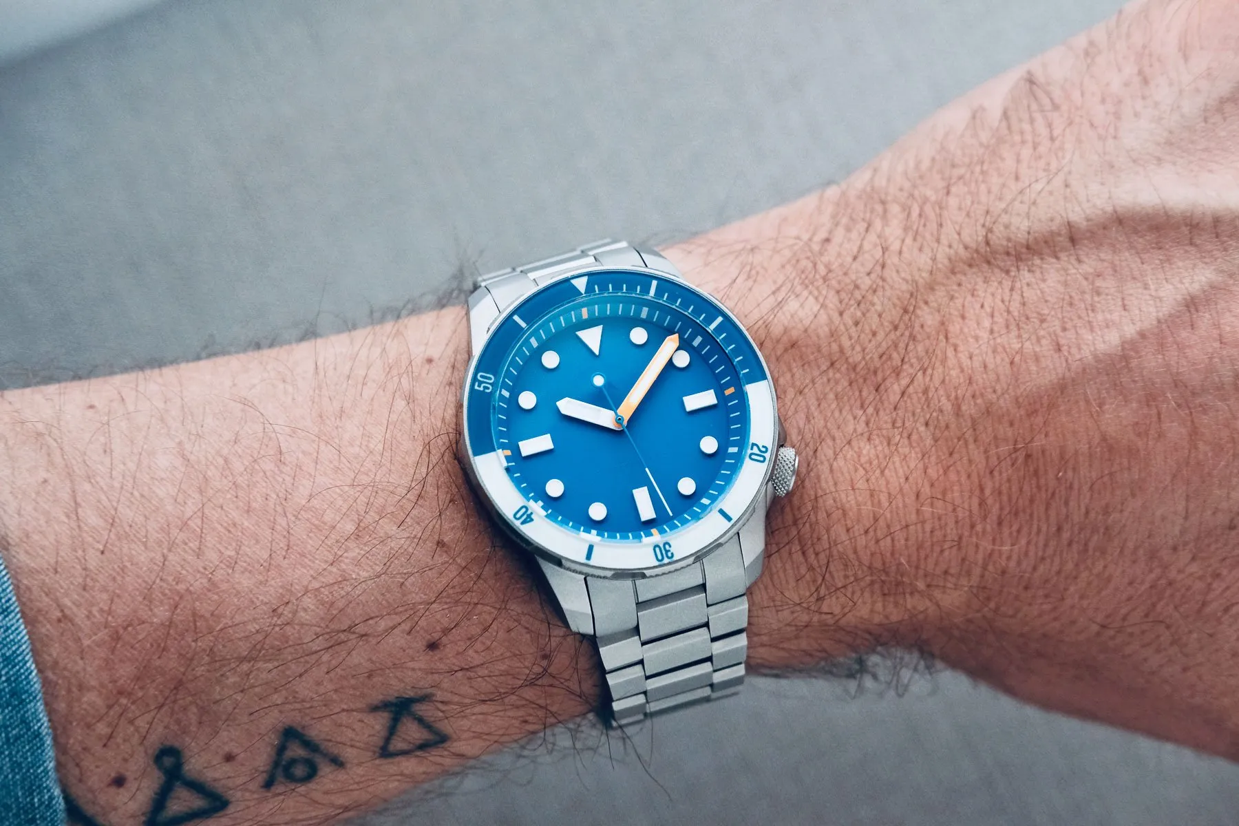 Namica Shirahama 1 Ultra Blue au poignet