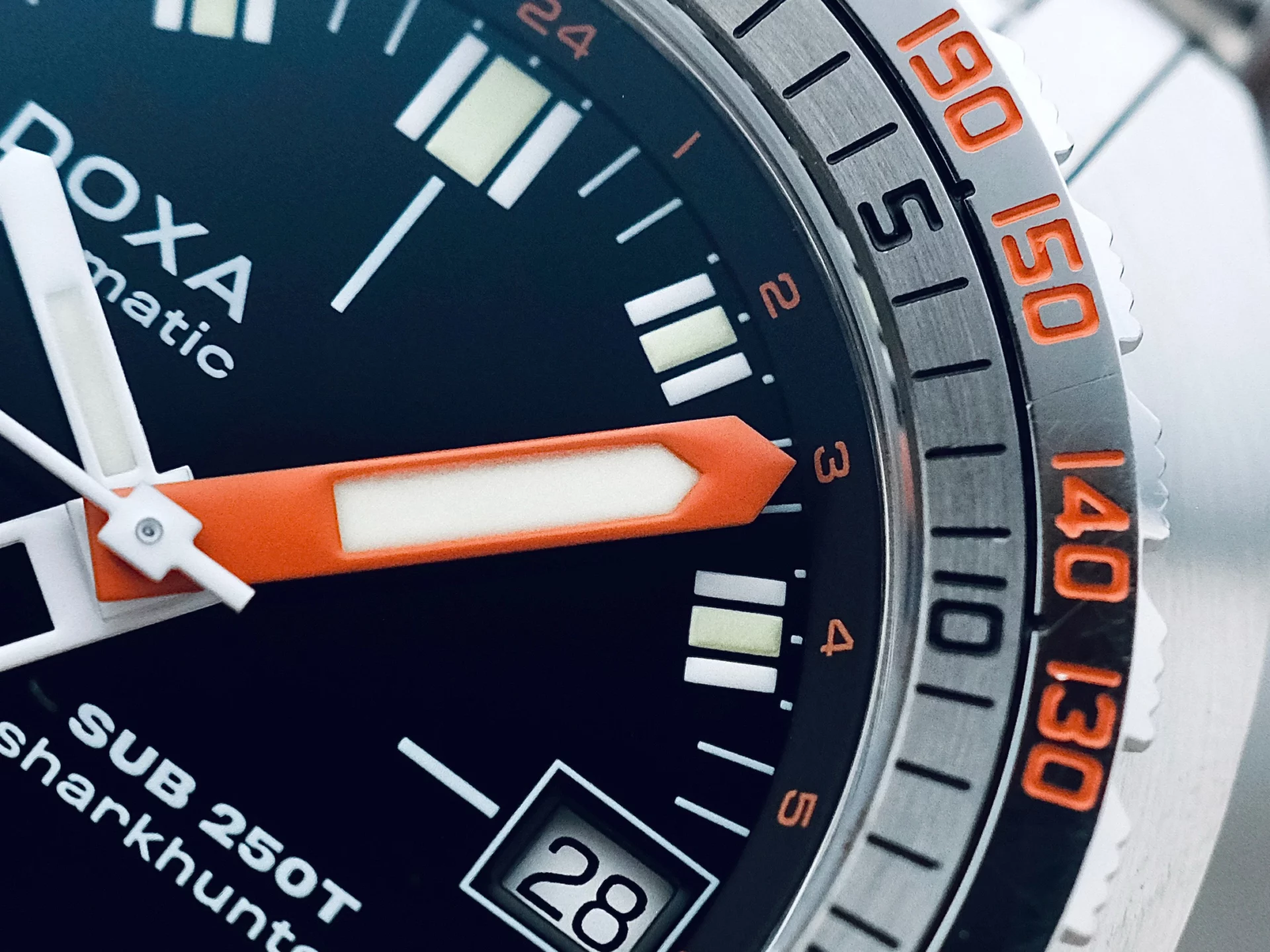 Doxa SUB 250T GMT Sharkhunter réf. 855.10.101.10 aiguille des minutes surdimensionnée 