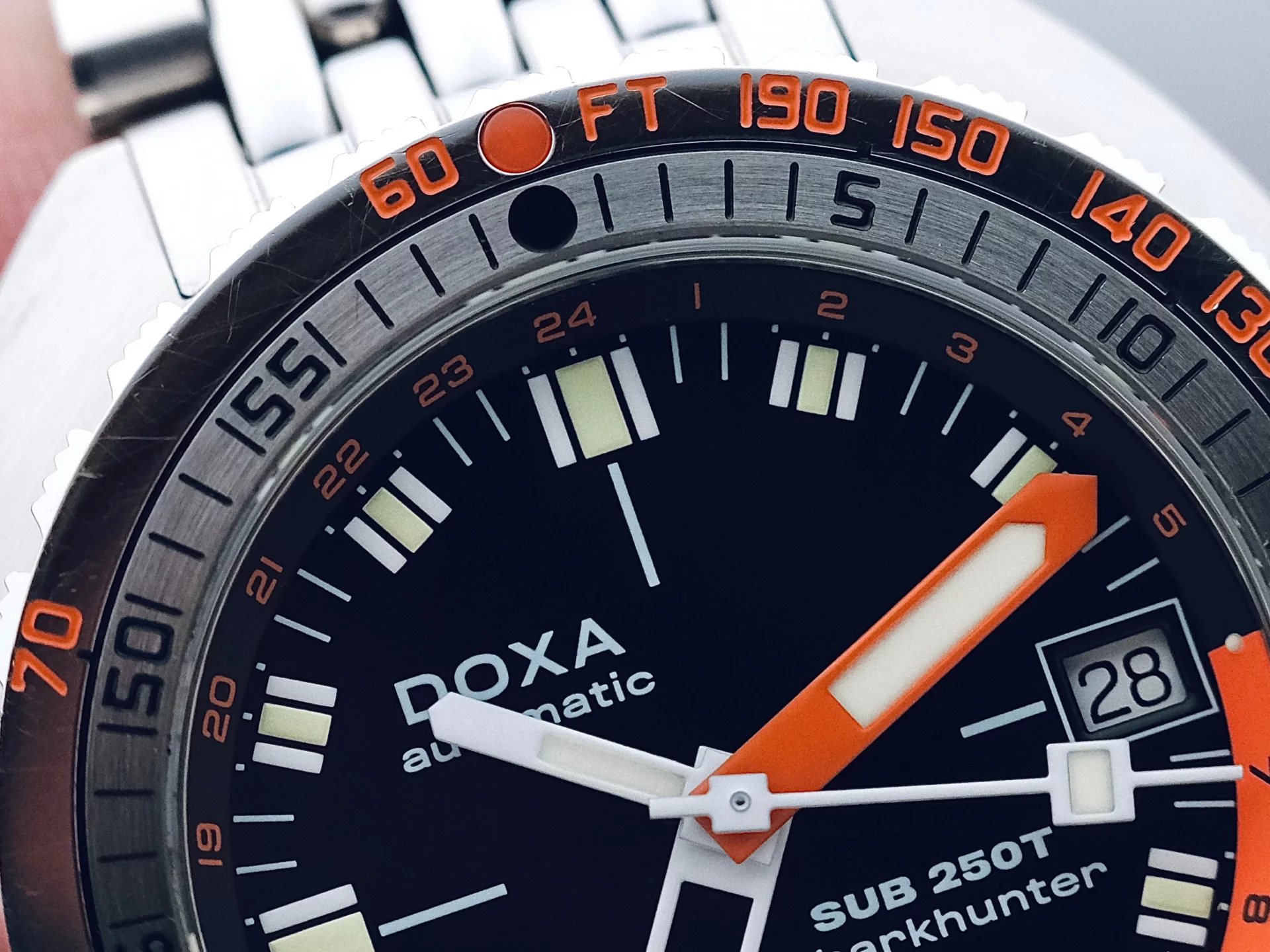 Doxa SUB 250T GMT Sharkhunter réf. 855.10.101.10 détails du cadran 