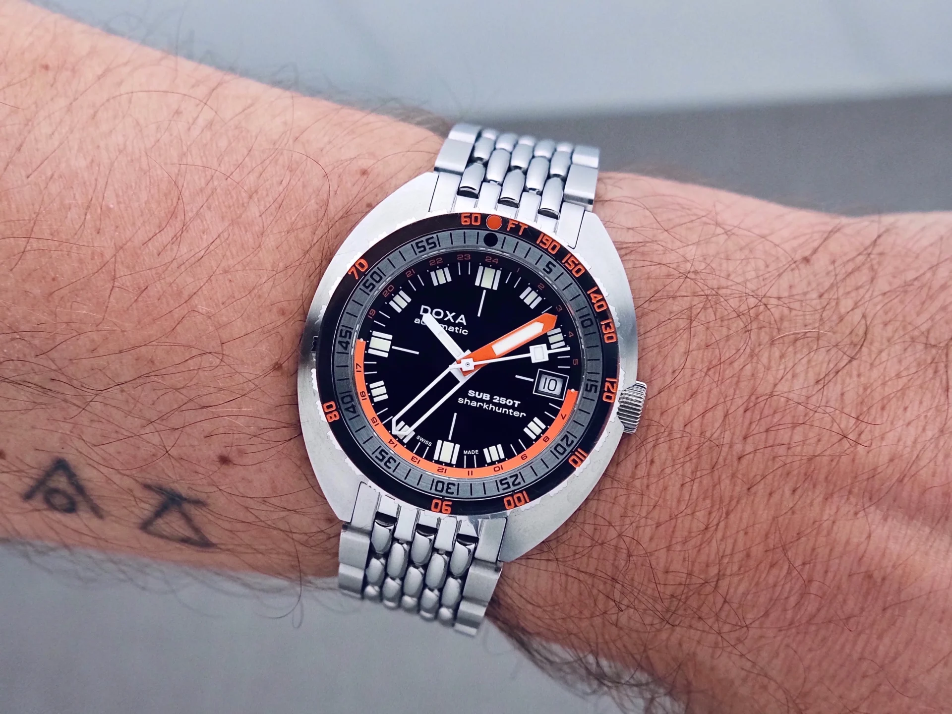 Doxa SUB 250T GMT Sharkhunter réf. 855.10.101.10 au poignet 
