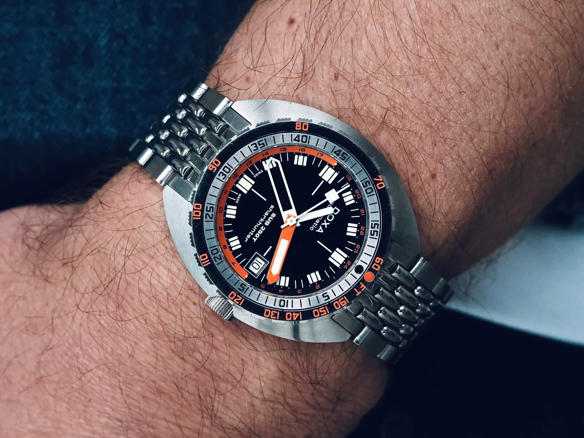Doxa SUB 250T GMT Sharkhunter réf. 855.10.101.10 au poignet 