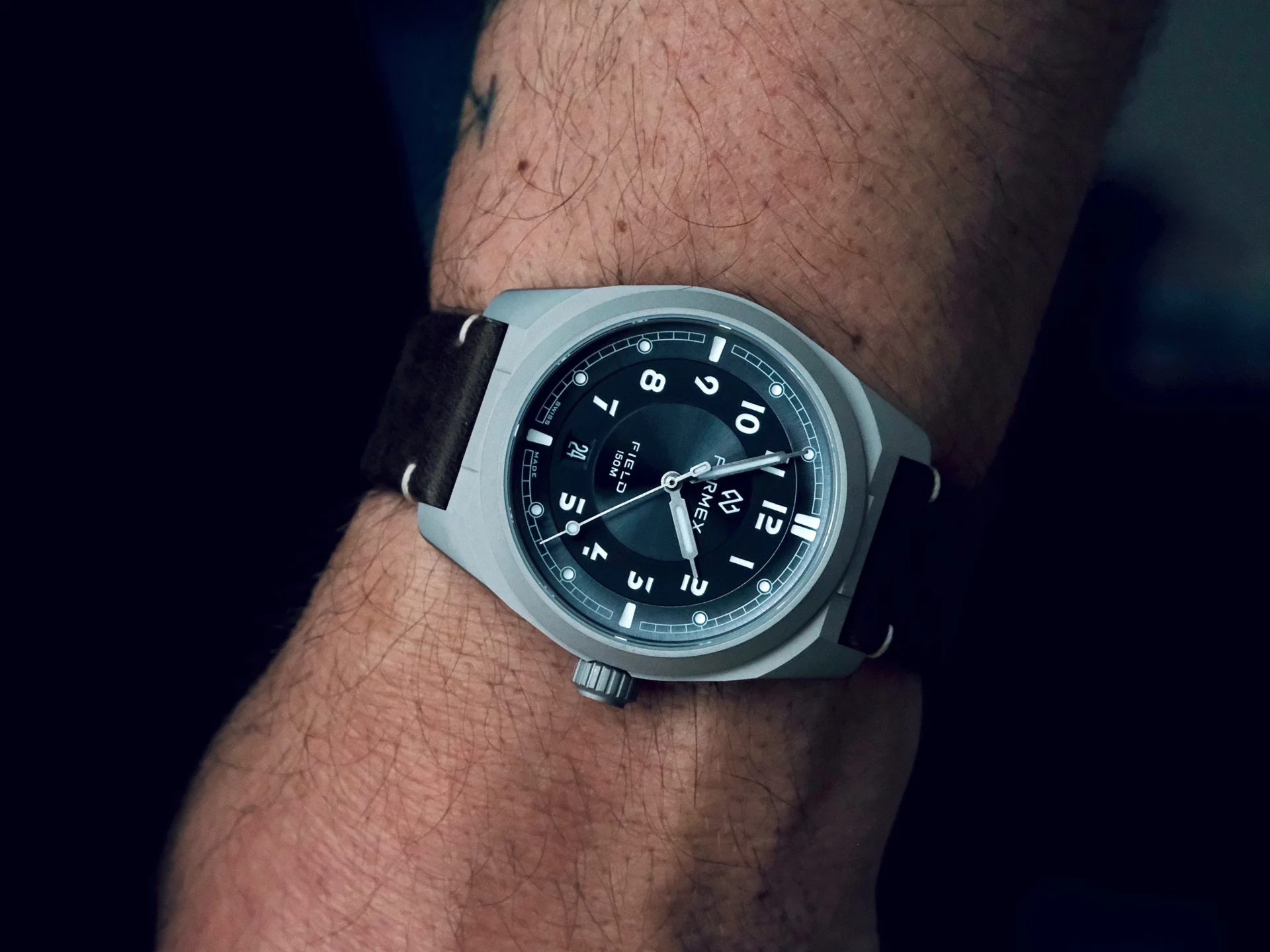 Formex Field V2 Basalt Gray au poignet
