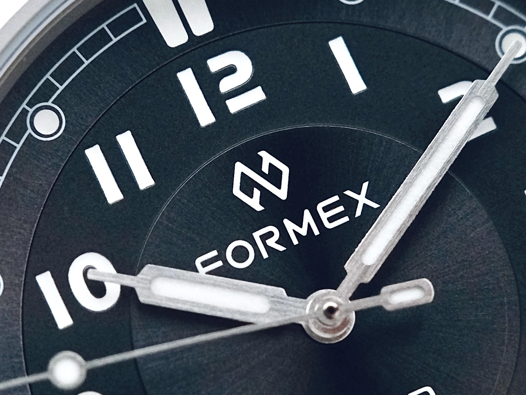 Formex Field V2 Basalt Gray cadran 