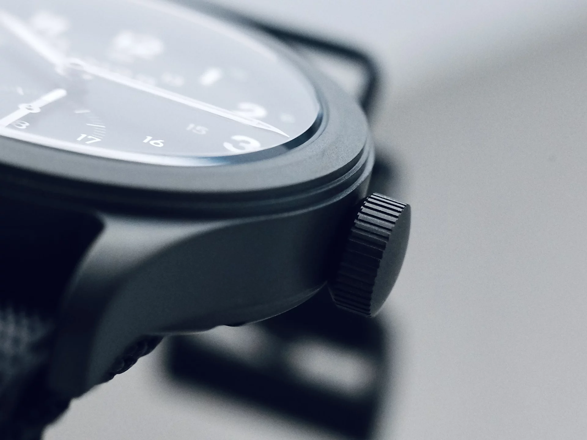 Timor 100M Modern Field Watch Expedition Case détails boîtier couronne vissée