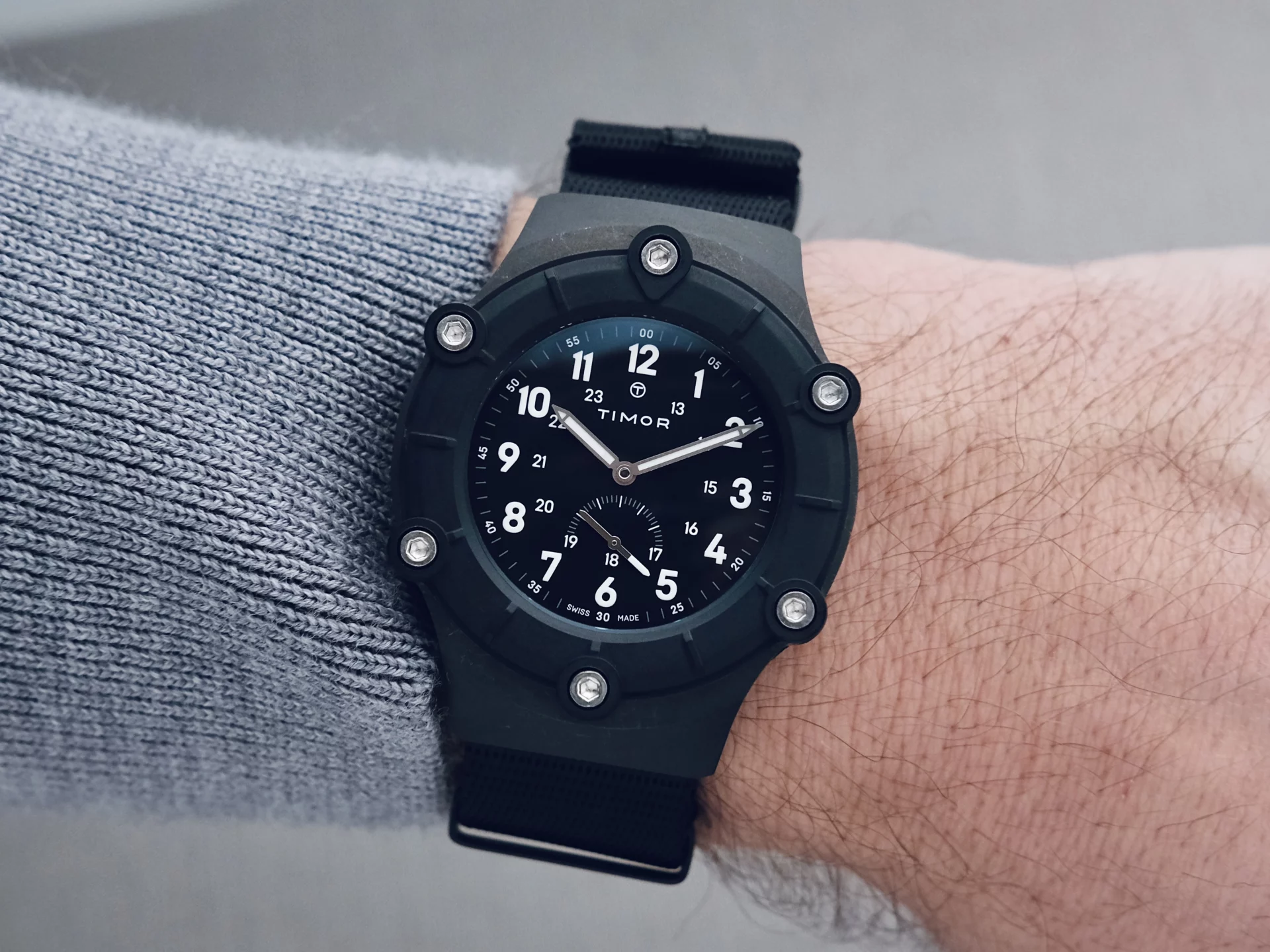 Timor 100M Modern Field Watch Expedition Case au poignet