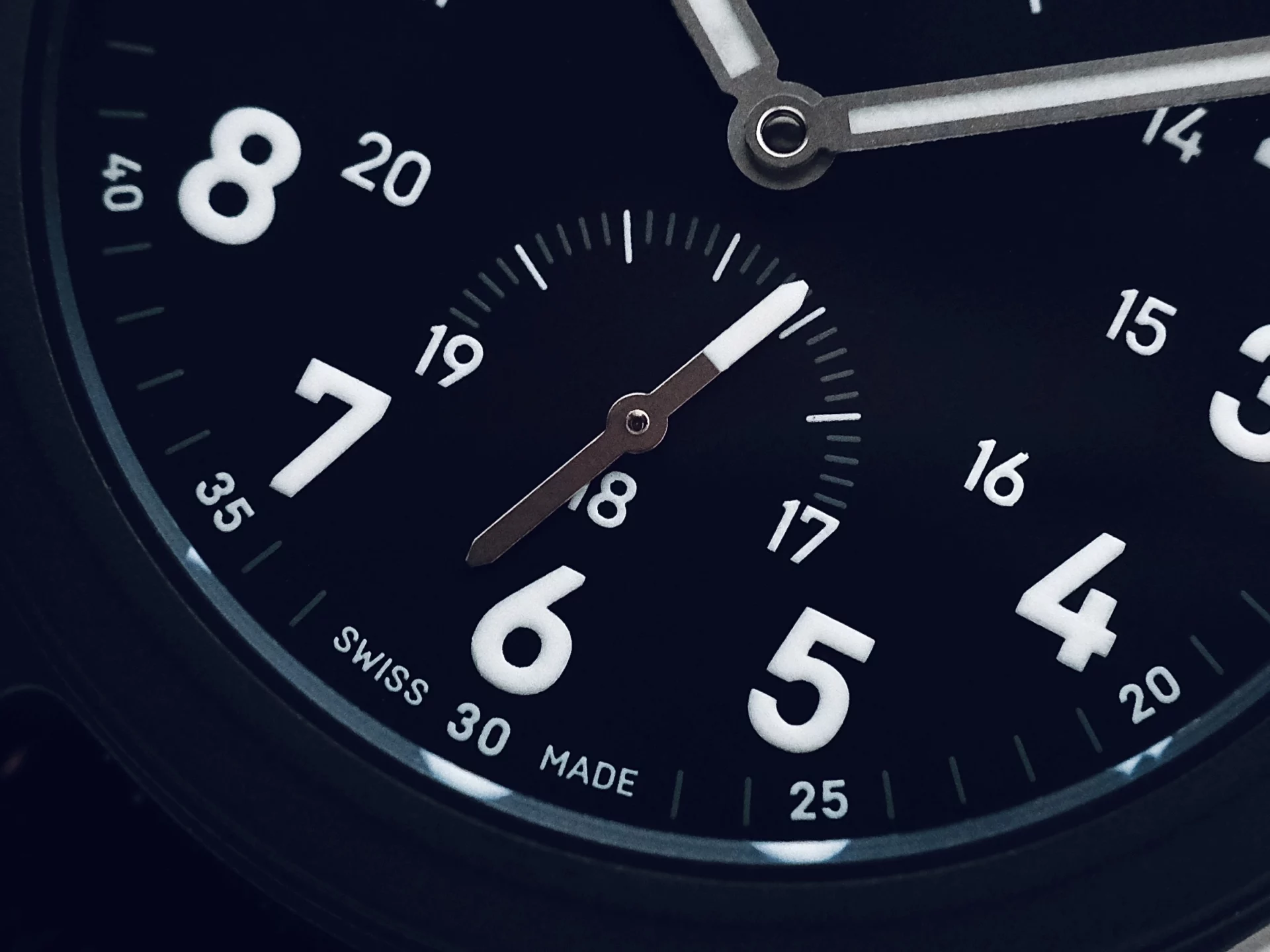 Timor 100M Modern Field Watch Expedition Case détail du cadran