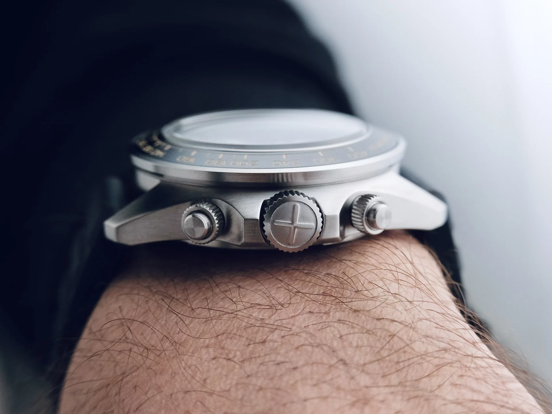 Neotype LM02 Panda au poignet vue de profile