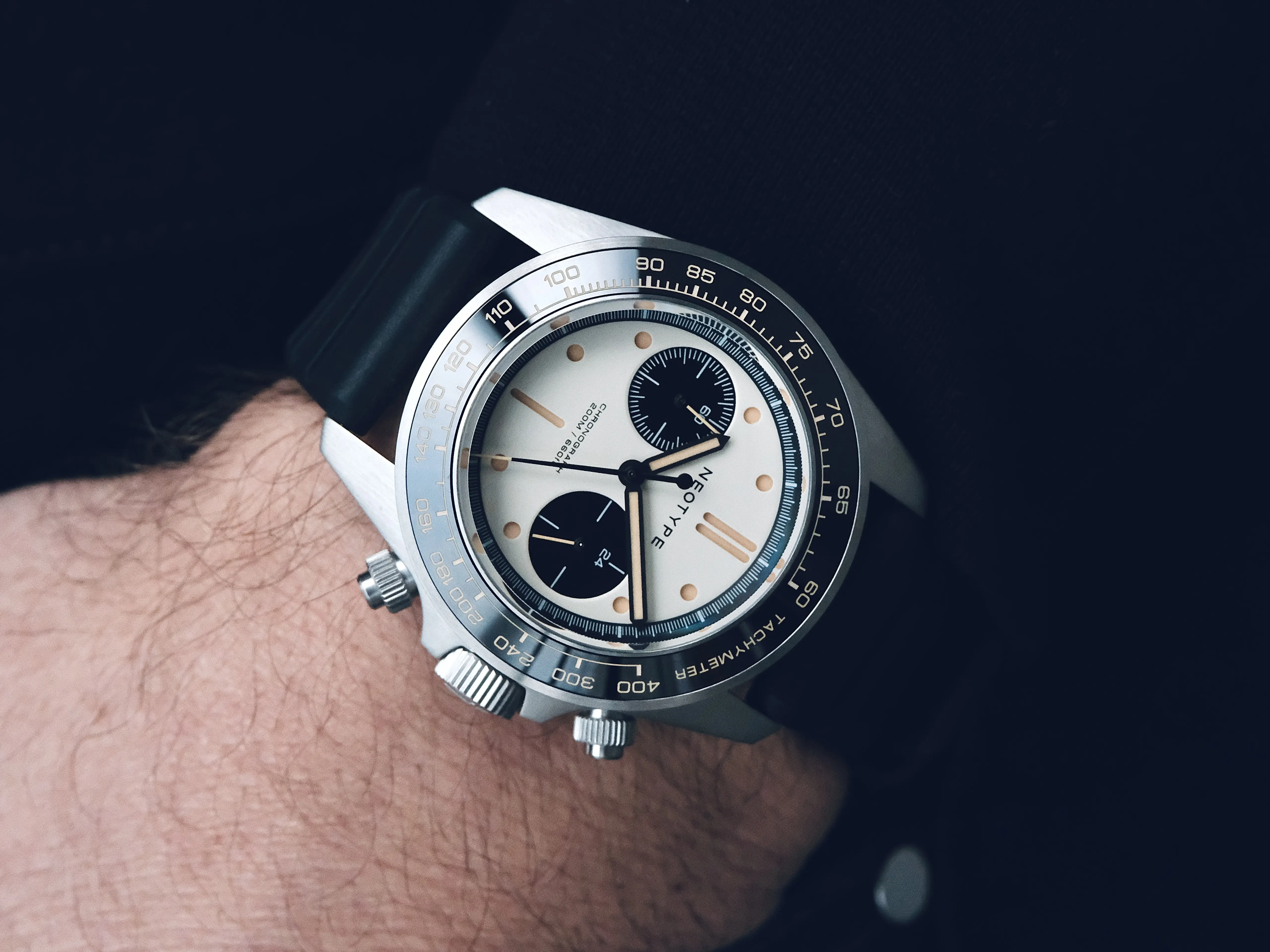 Neotype LM02 Panda au poignet