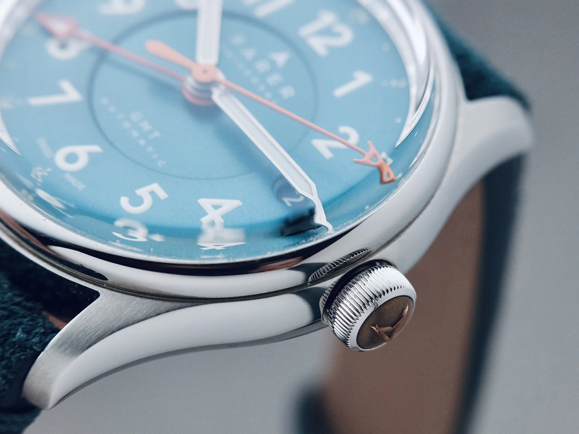 Farer Lander IV GMT 36mm profil du boîtier