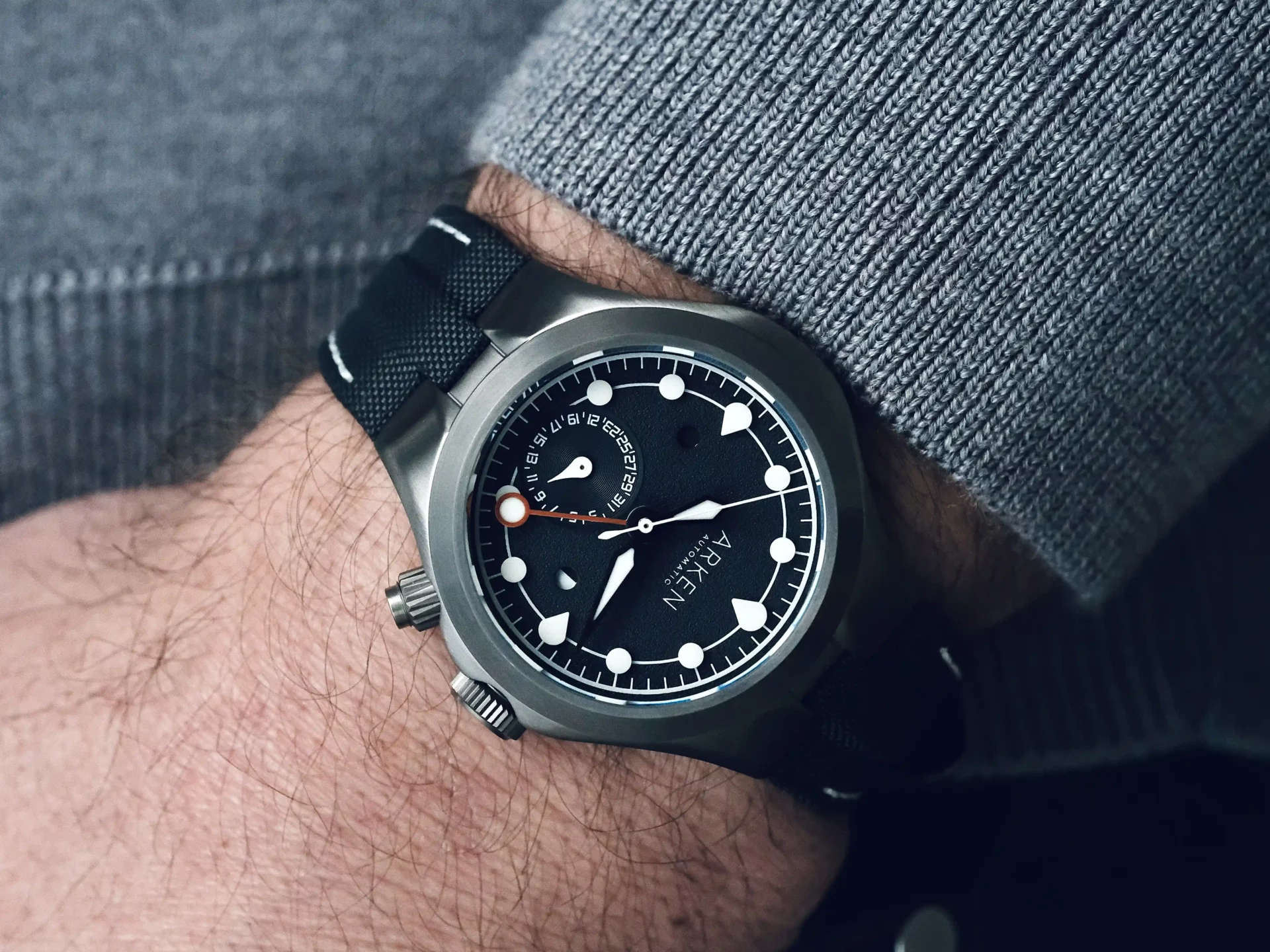 Arken Alterum Anthracite Grey au poignet