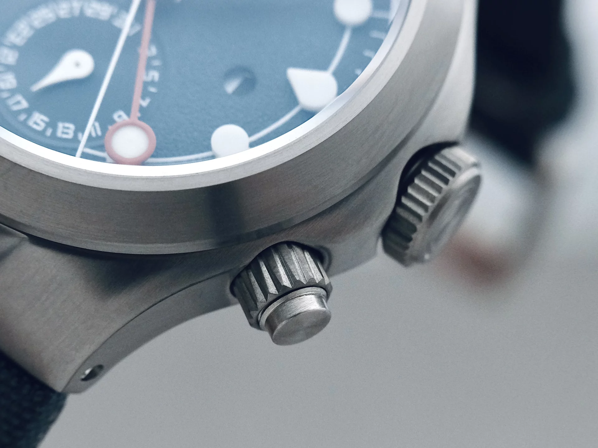 Arken Alterum Anthracite Grey couronne et poussoir de date vissés